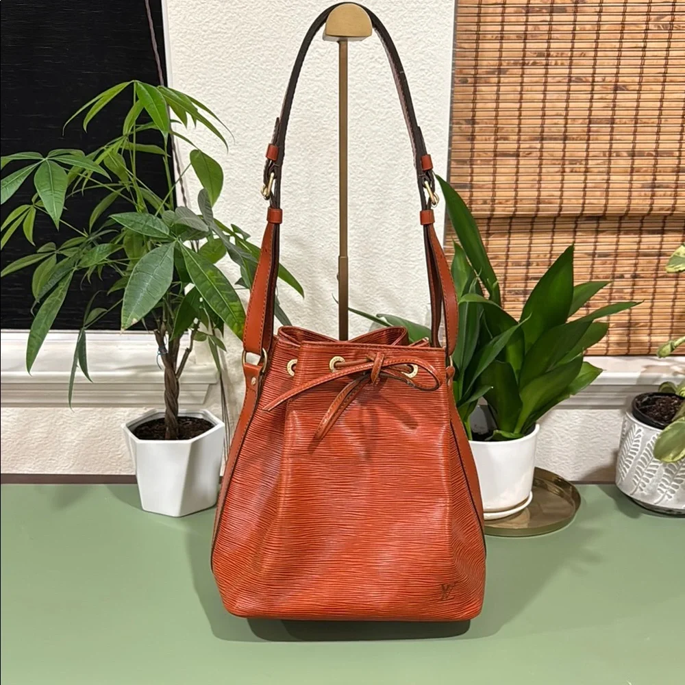 Louis Vuitton Epi Leather Noe MM in Kenyan Fauve - Picture 1 of 15